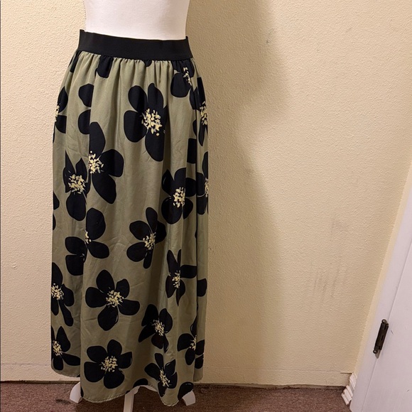 Dresses & Skirts - Floral Black and Green Women's Skirt